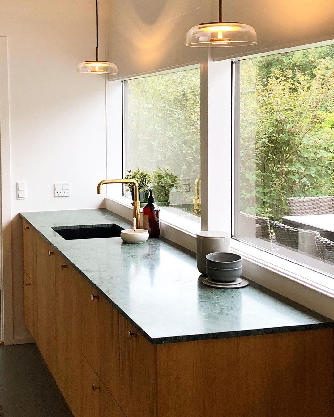 Modern Brass and Glass Pendant Light – Elegant Illumination for Home